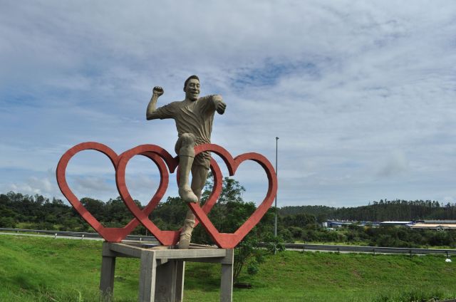 Monumento homenageando o ilustre cidadão de 3 corações: Edson Arantes do Nascimento